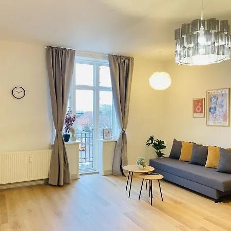 Aday - The Swanky Daire *